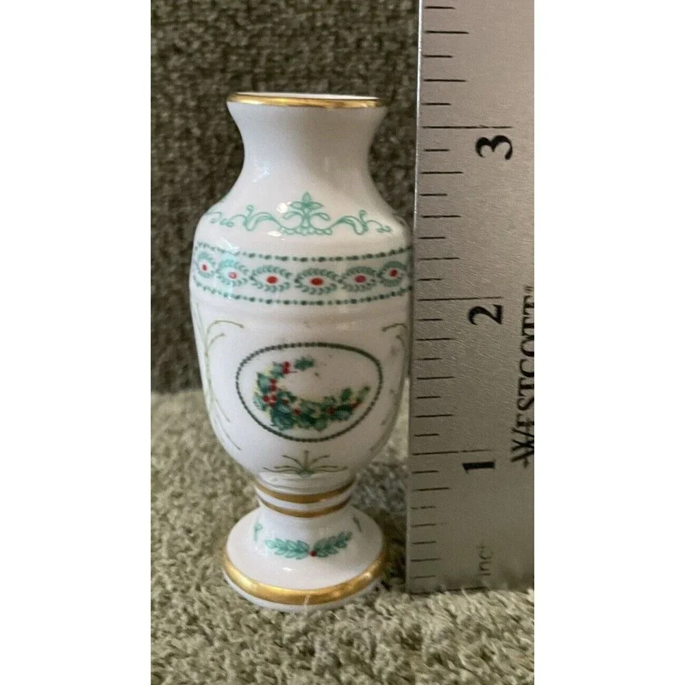 FINE FRANKLIN PORCELAIN FLOWER OF MONTH MINIATURE VASE HOLLY DECEMBER 1982